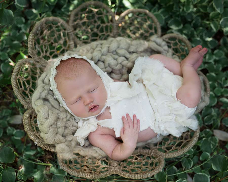 Charlotte Outdoor Newborn Photography, Outdoor Newborn Pictures, Newborn Picture with Flowers, Outdoor Photography, Award Winning Newborn Photographer, Charlotte Newborn Pictures